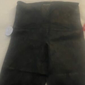 SPANX. PRINT NAVY REPTILE LEGGINGS. NWT
SIZE LARGE